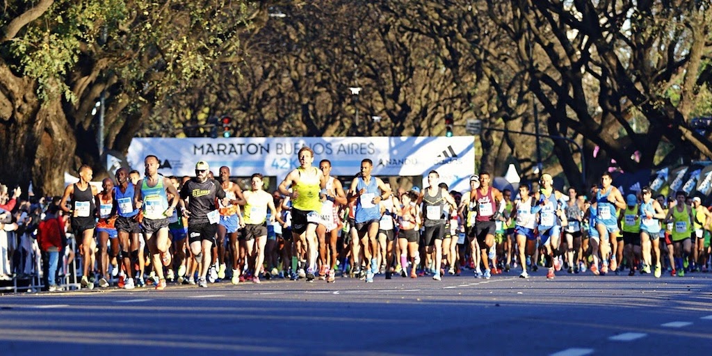Runners setting off on the Buenos Aires Marathon