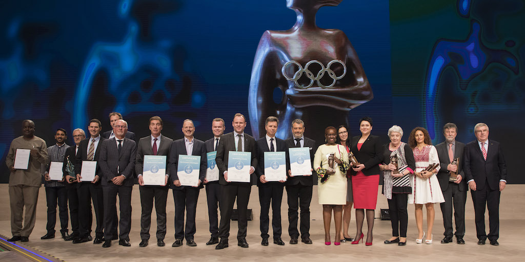 Representatives of the Global Active Cities holding their certificates, with other award winners and Thomas Bach